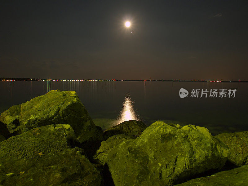 月光洒在平静的海面上