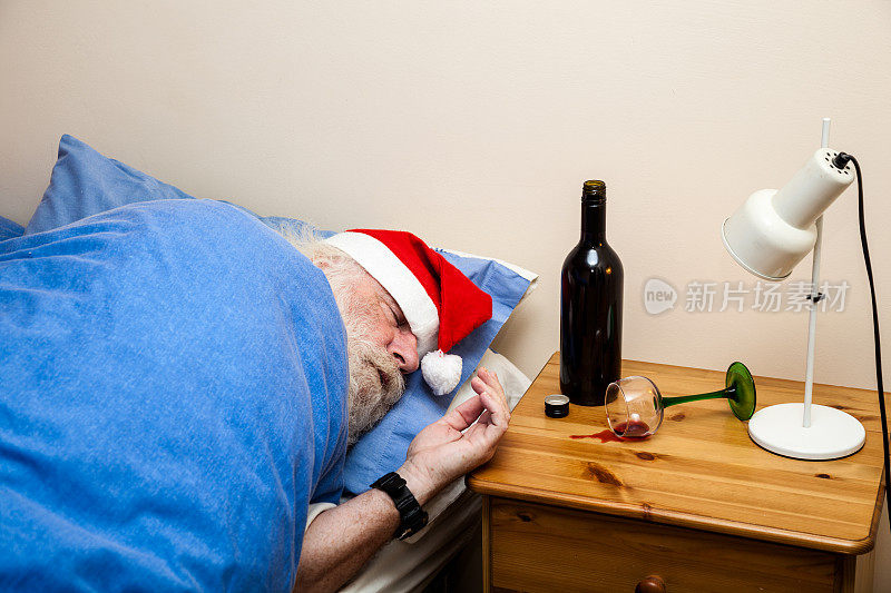 戴着圣诞帽的大胡子男人，为了醒酒而睡着了
