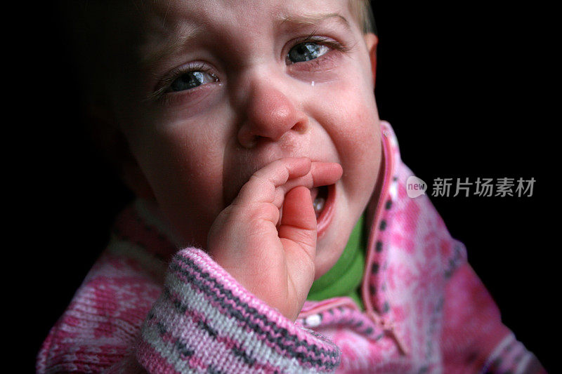 哭闹宝宝:粉红色的小女孩在悲伤地哭泣