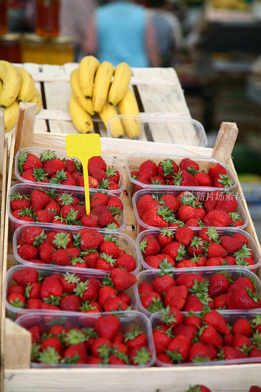 草莓和香蕉在农贸市场