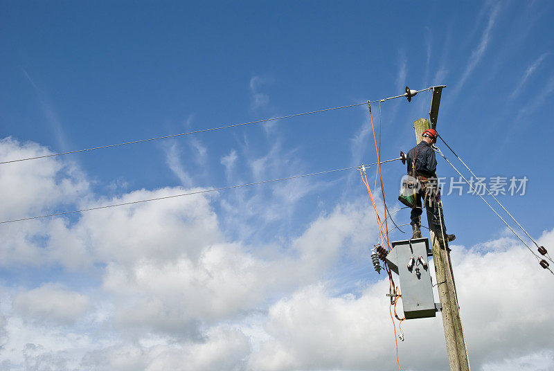 公用事业工人在蓝天下修理电线