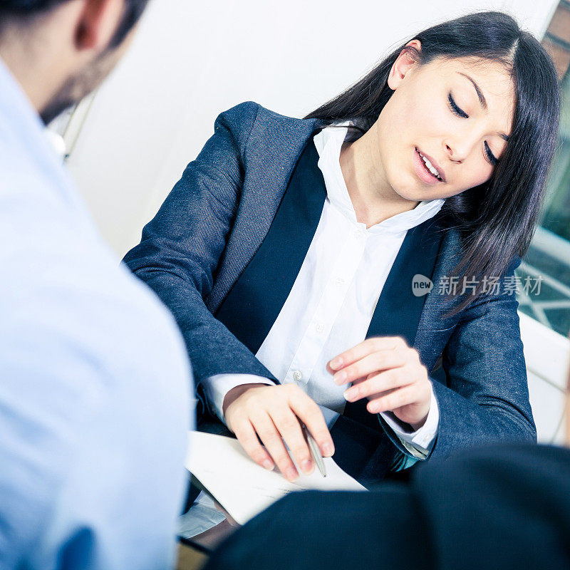 展示合同的自信女商人