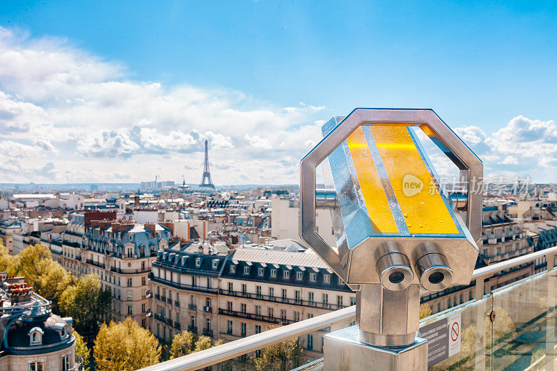巴黎观光望远镜对着城市的景色