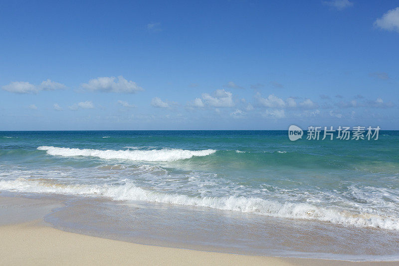 沙滩上有沙滩、大海和蓝天