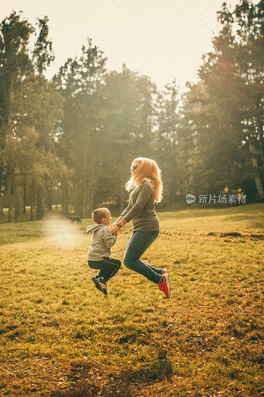 妈妈和她的小儿子在外面玩。