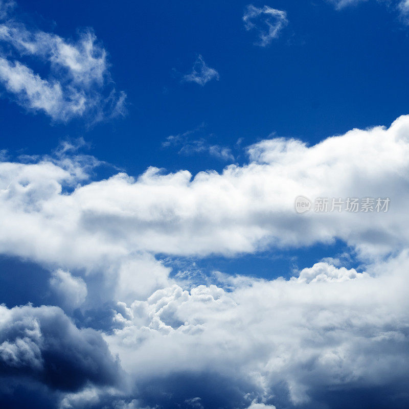 蓝天云层的低角度视图