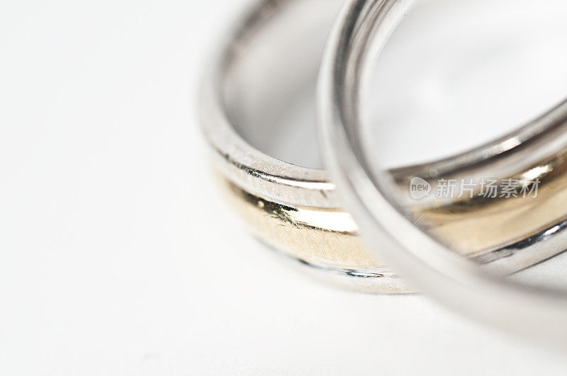 男性订婚和结婚戒指