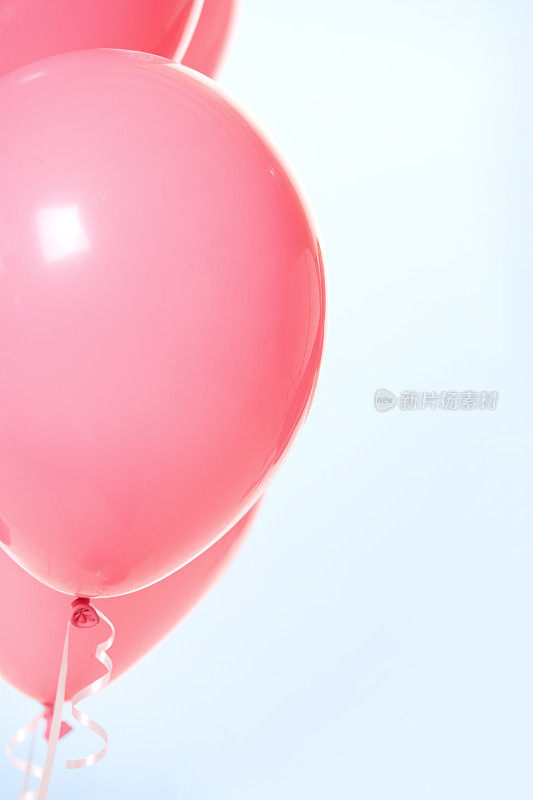 一组粉红色的气球在蓝色的背景束