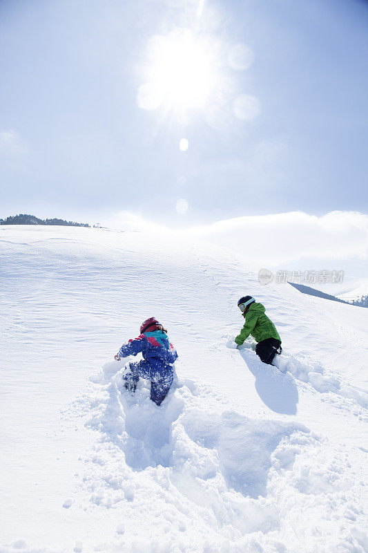 女孩们在雪地上行走