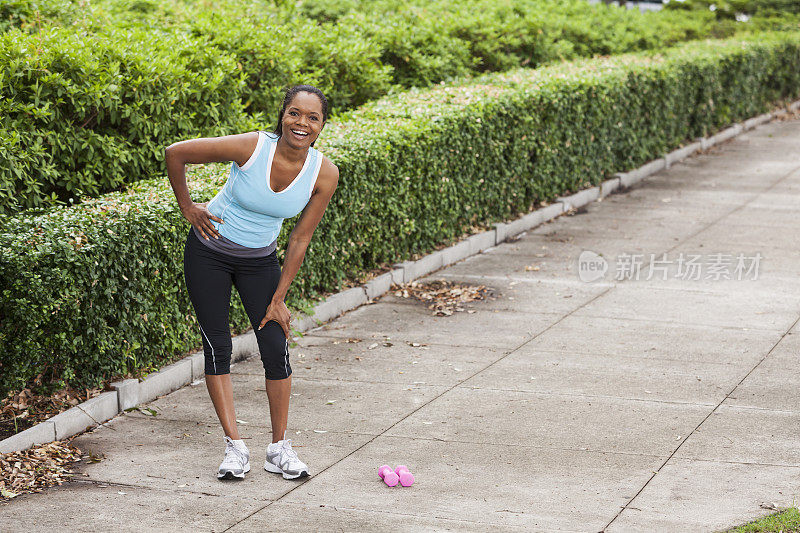 非裔美国妇女在公园里锻炼