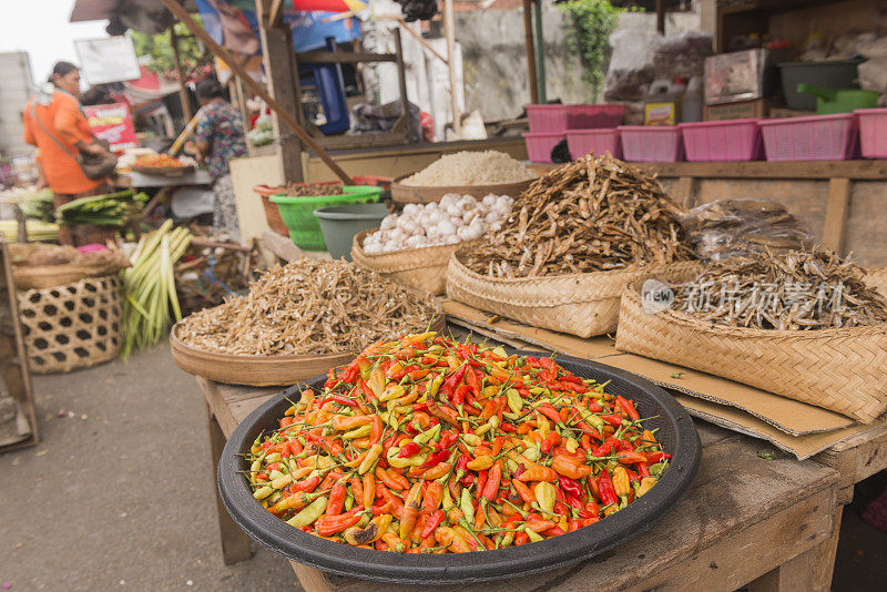 印尼传统农贸市场的各种香料食品