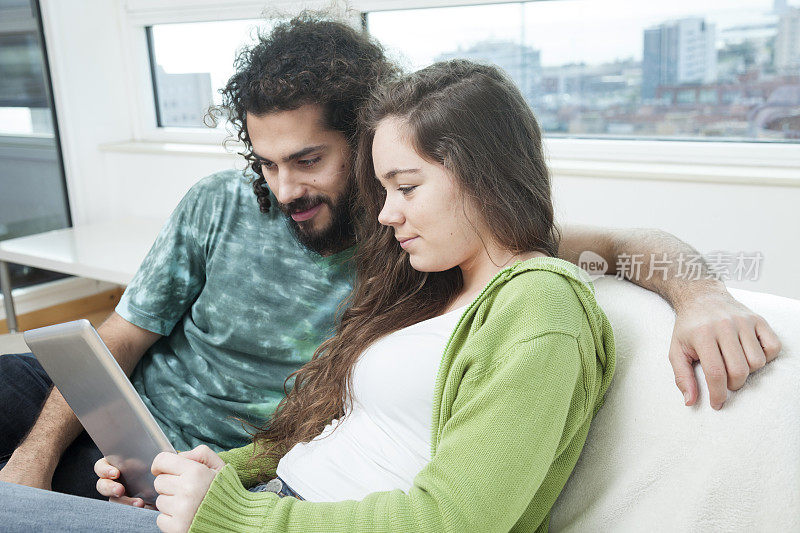 年轻夫妇分享数码平板电脑