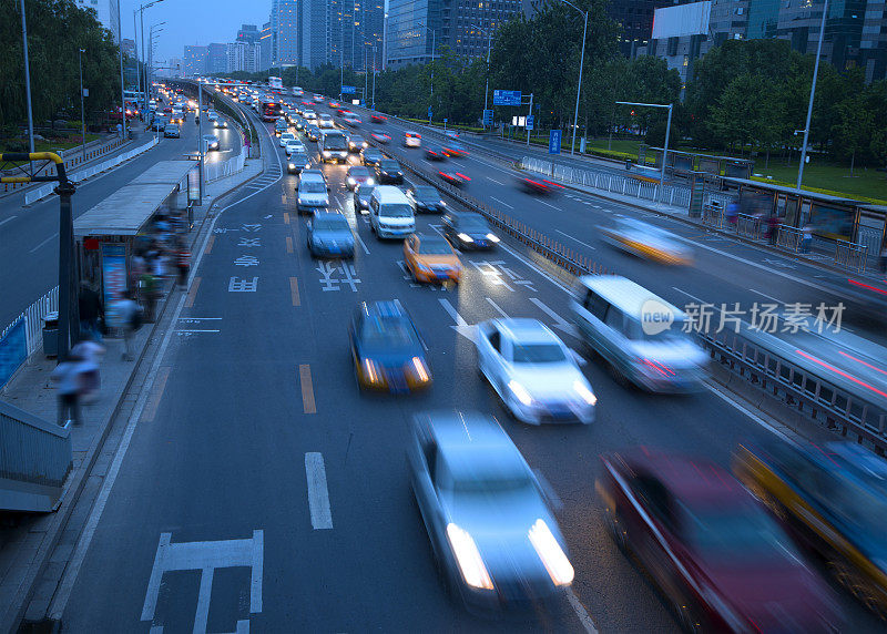 多车道高速公路夜间高峰时段的交通状况