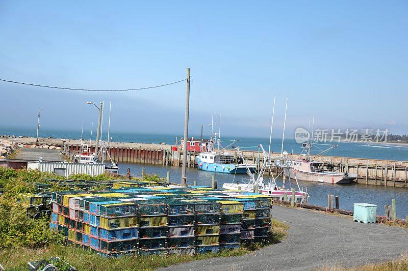 码头上的捕虾器和渔船