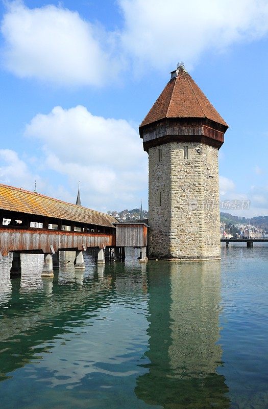 瑞士卢塞恩的教堂桥和水塔