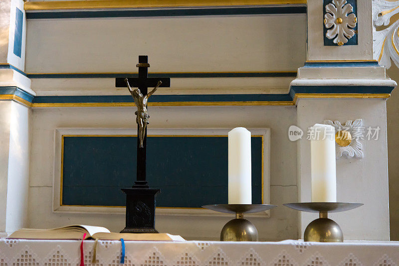 祭坛上放着蜡烛，十字架和圣经