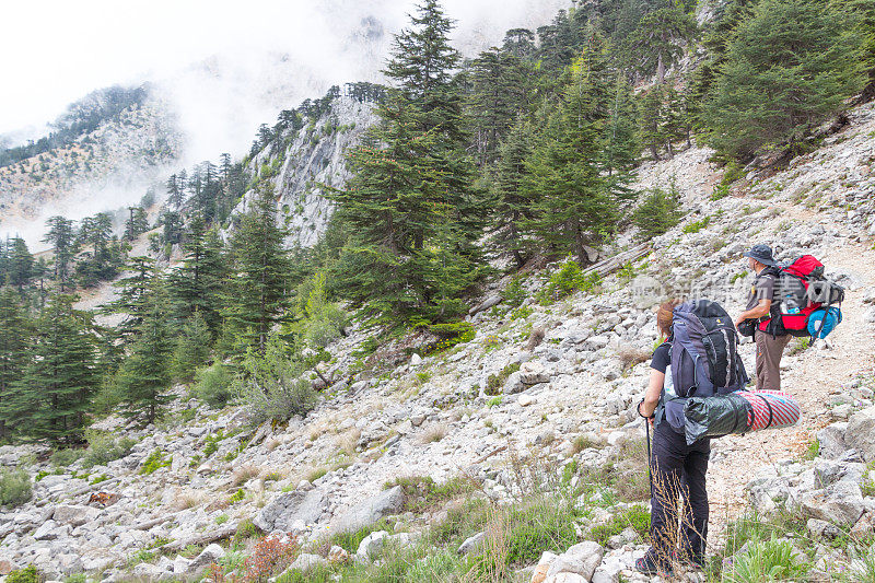 两个徒步旅行者正在攀登Tahtalı山