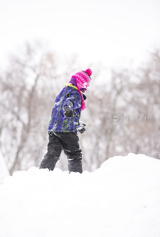冬天，女孩在雪堆上行走