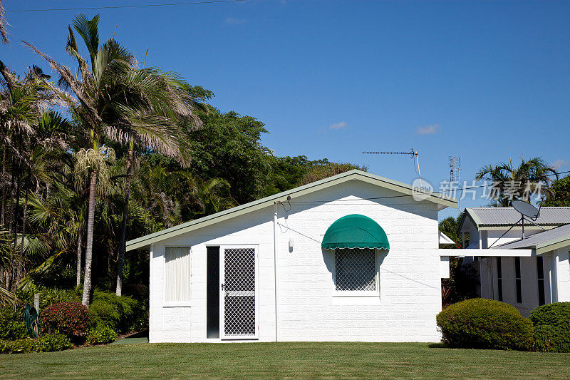 白色古雅的小屋和蓝天