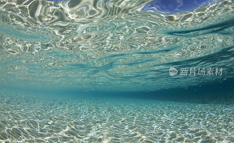 阳光反射在水下