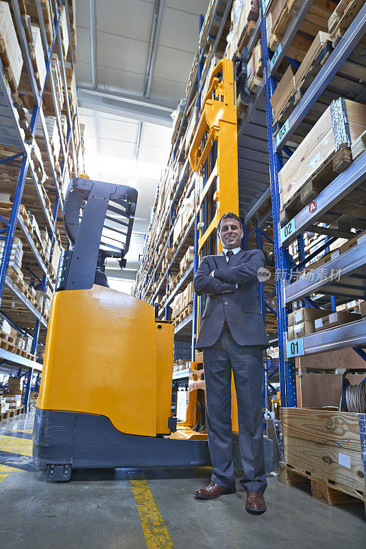 经理站在仓库过道上
