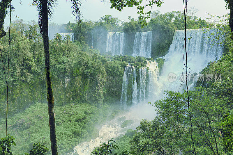 伊瓜苏瀑布位于巴西