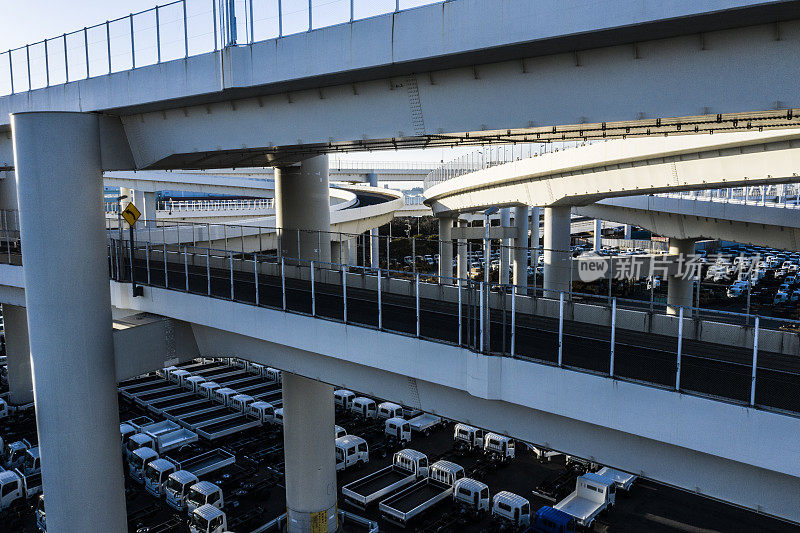 高空道路侧面航拍照片。