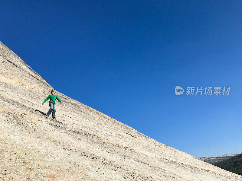 孩子们带着他的狗在优胜美地国家公园徒步旅行和爬山