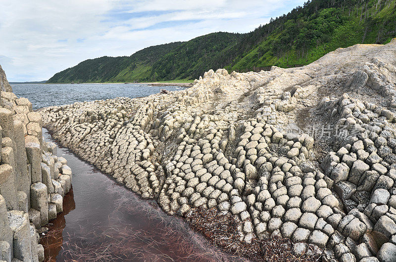 岩石海岸，火山岩层，国后岛，斯托尔布查蒂角