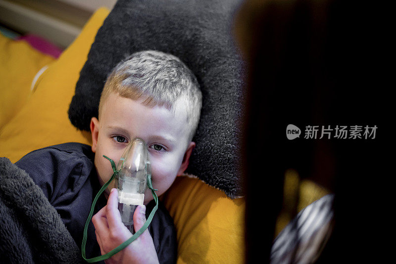 小男孩在吸入治疗中使用喷雾器