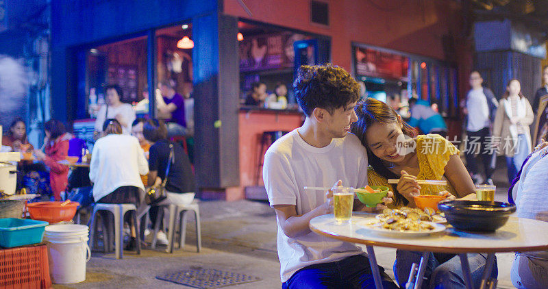 年轻夫妇享受街头小吃