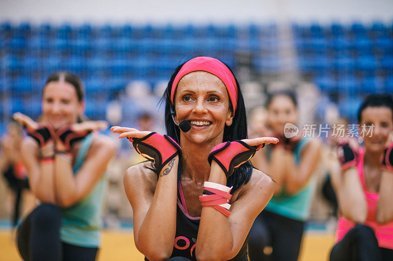 快乐的健身女性一起训练