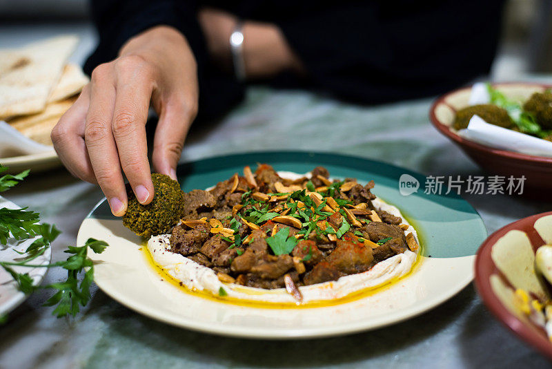 一个在餐馆吃阿拉伯菜的女人