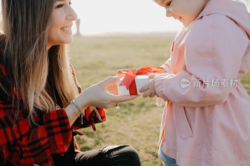 母亲和女儿在大自然中度过了美好的时光