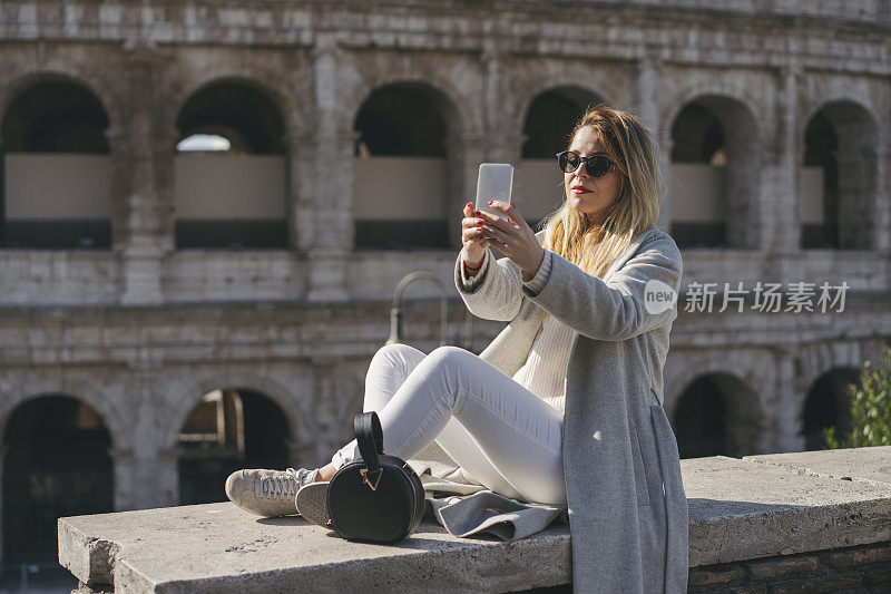 一名女子在意大利罗马圆形大剧场前自拍