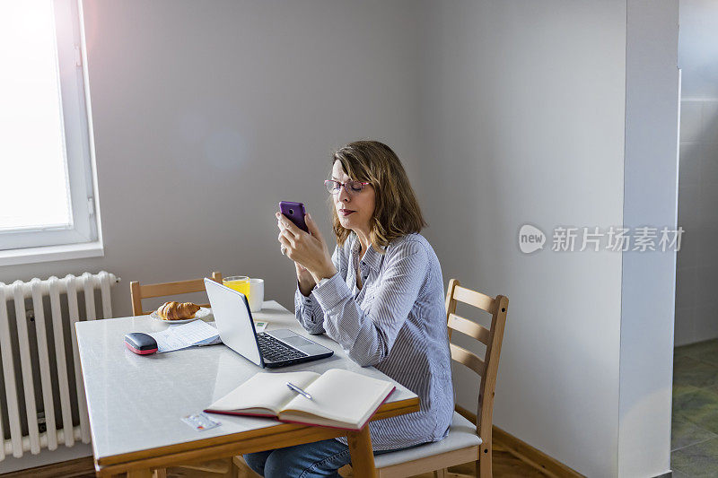 成熟的女人发短信