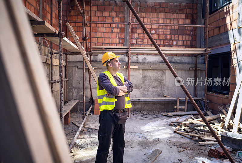 建筑工地上的建筑工人