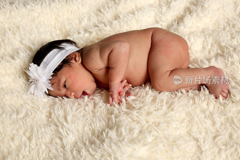 5天大的婴儿第一次拍照。