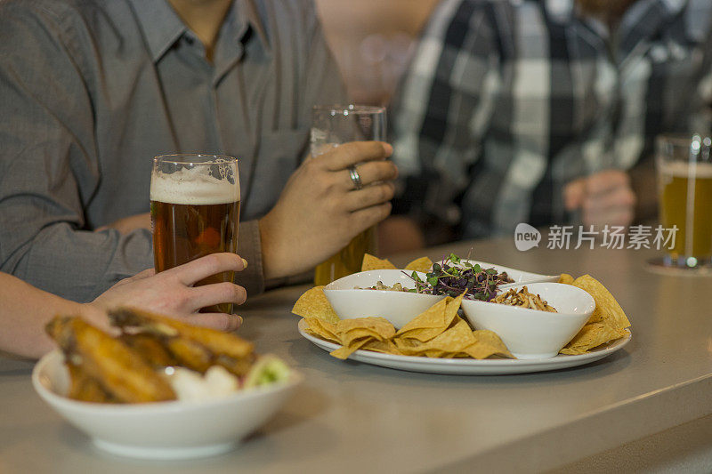 在餐厅吃饭