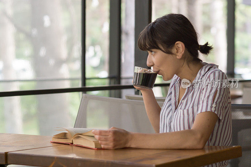 在Cafè工作的年轻女性的肖像