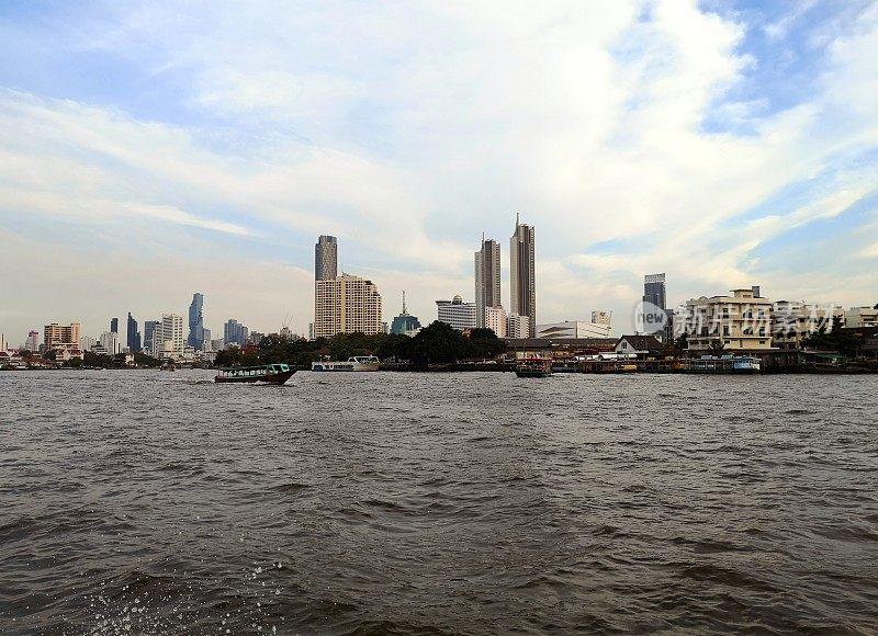 泰国湄南河上的曼谷天际线