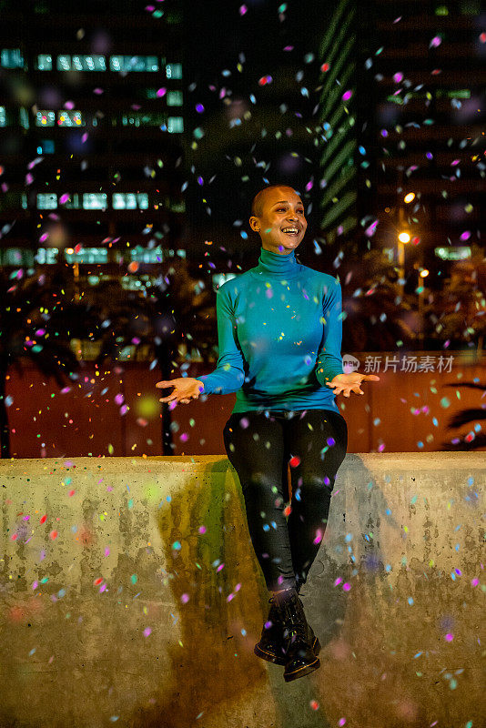 凉爽的短发女人在雨点下的户外五彩纸屑