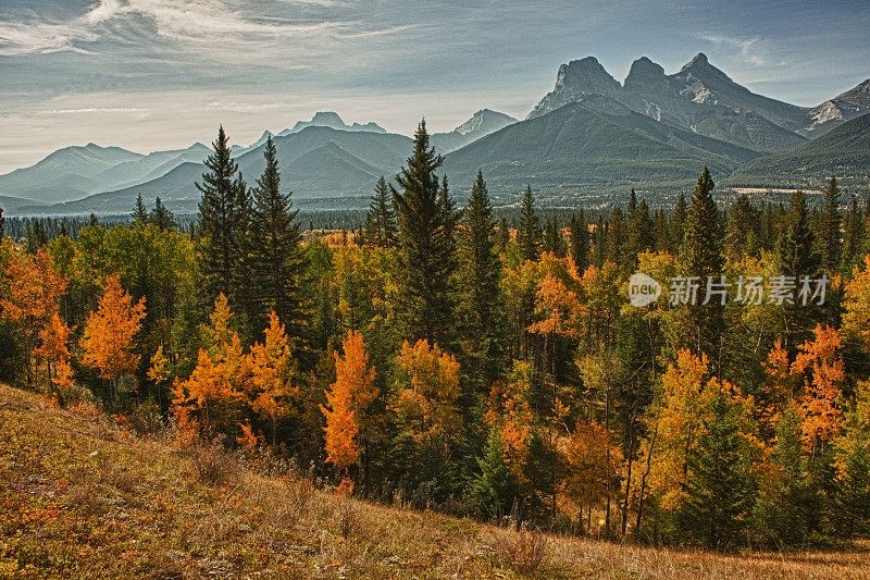 风景秀丽的山川和秋谷