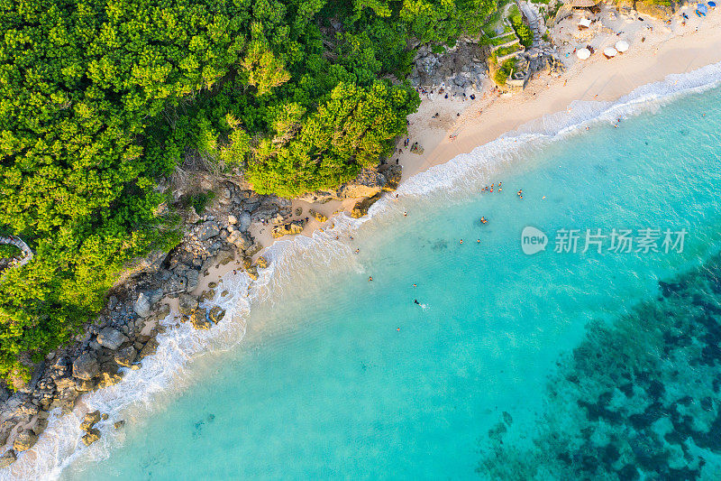 巴厘岛-从上面看海滩。空中无人机拍摄的