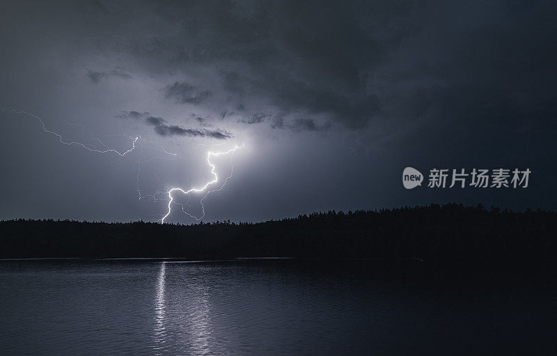 雷击湖面