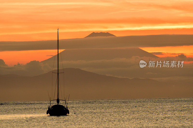 日落后的富士山:三浦半岛Moroiso湾游艇港的景色