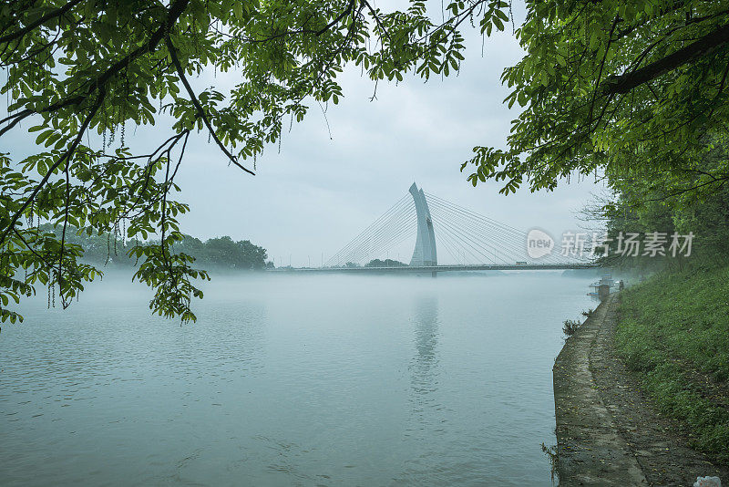 漓江平流雾，桂林南洲桥，中国