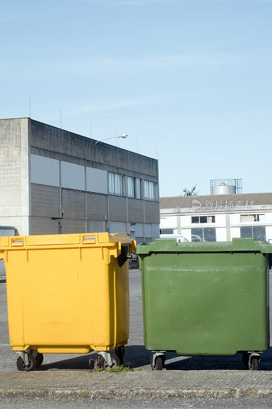 绿色和黄色垃圾桶供回收利用。