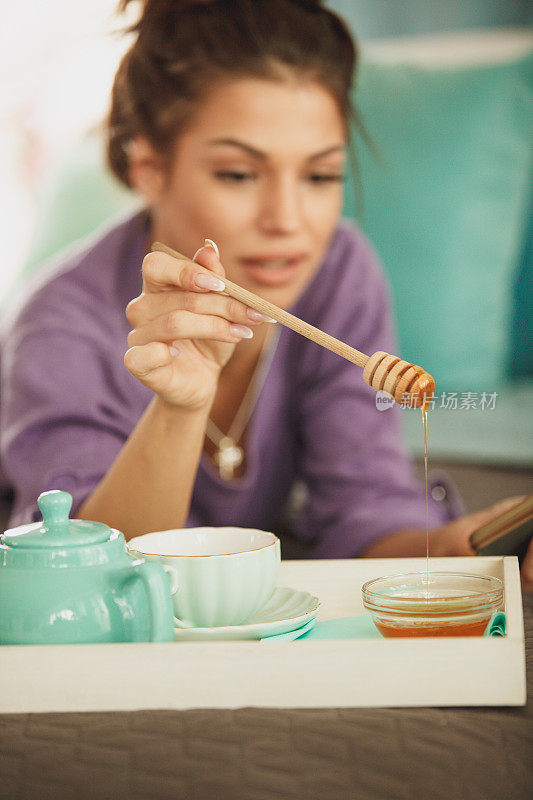 滴蜂蜜使茶更甜