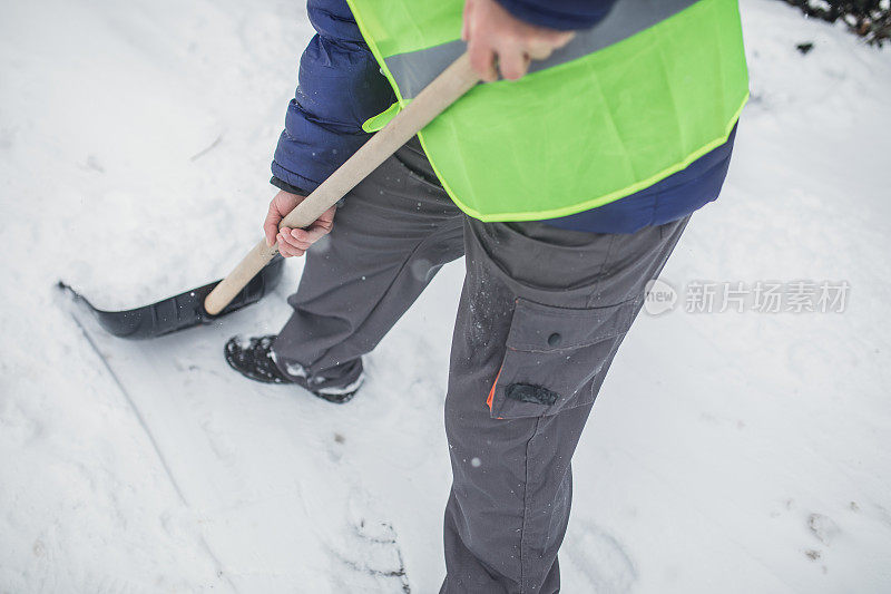 在街上清扫积雪的人